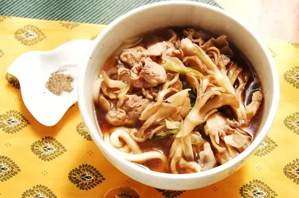 「いつもの「めんつゆ」をネギ・肉・きのこで格上げ！5分で簡単「舞茸入り肉うどん」で鼻通りもよくなった話♡」の画像