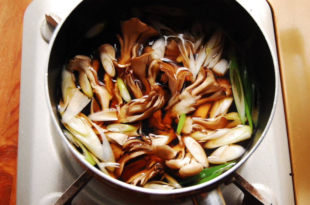 いつもの「めんつゆ」をネギ・肉・きのこで格上げ！5分で簡単「舞茸入り肉うどん」で鼻通りもよくなった話♡