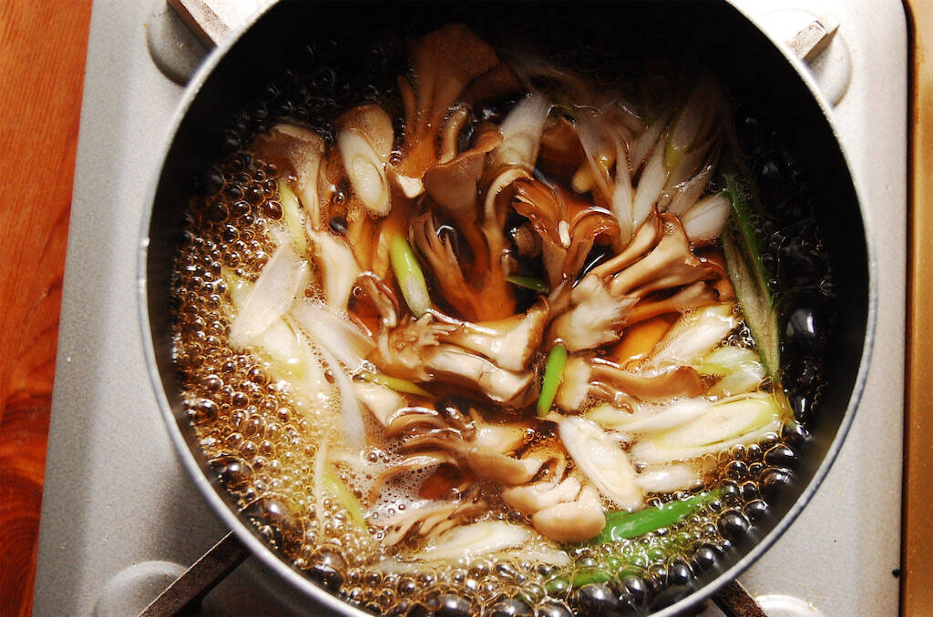 いつもの「めんつゆ」をネギ・肉・きのこで格上げ！5分で簡単「舞茸入り肉うどん」で鼻通りもよくなった話♡