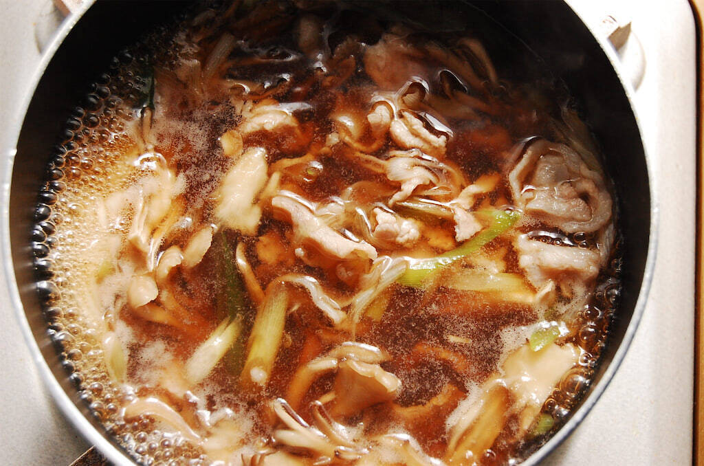 いつもの「めんつゆ」をネギ・肉・きのこで格上げ！5分で簡単「舞茸入り肉うどん」で鼻通りもよくなった話♡