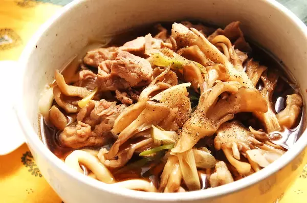 「いつもの「めんつゆ」をネギ・肉・きのこで格上げ！5分で簡単「舞茸入り肉うどん」で鼻通りもよくなった話♡」の画像