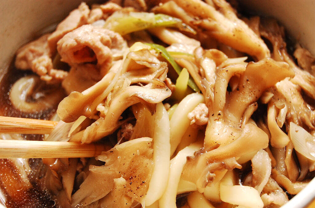 いつもの「めんつゆ」をネギ・肉・きのこで格上げ！5分で簡単「舞茸入り肉うどん」で鼻通りもよくなった話♡