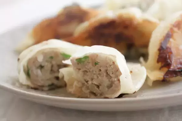 「【バター偏愛】マニアな長尾さん考案「バター餃子」に挑戦！クロワッサンみたい⁉【我流しか勝たん！】」の画像