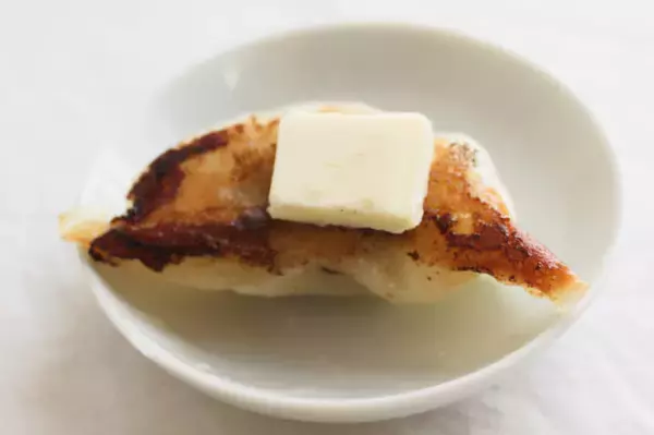 「【バター偏愛】マニアな長尾さん考案「バター餃子」に挑戦！クロワッサンみたい⁉【我流しか勝たん！】」の画像