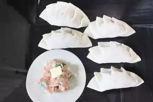 「【バター偏愛】マニアな長尾さん考案「バター餃子」に挑戦！クロワッサンみたい⁉【我流しか勝たん！】」の画像