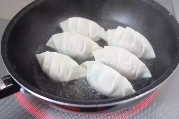 「【バター偏愛】マニアな長尾さん考案「バター餃子」に挑戦！クロワッサンみたい⁉【我流しか勝たん！】」の画像