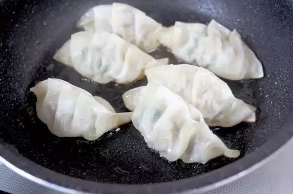 「【バター偏愛】マニアな長尾さん考案「バター餃子」に挑戦！クロワッサンみたい⁉【我流しか勝たん！】」の画像