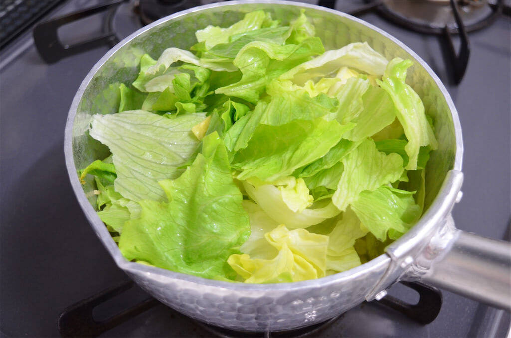 【レタスの新定番】冬は断然スープがいい！コーンと卵入り「中華風スープ」作ってみた♪これはホッとする♡