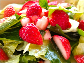【いちご大量消費】葉野菜サラダにいちごをオン!?いちごドレッシングもた～っぷりかけて甘酸っぱさ全開のひと皿爆誕