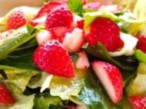【いちご大量消費】葉野菜サラダにいちごをオン!?いちごドレッシングもた～っぷりかけて甘酸っぱさ全開のひと皿爆誕
