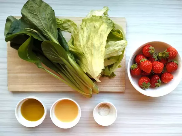 「【いちご大量消費】葉野菜サラダにいちごをオン!?いちごドレッシングもた～っぷりかけて甘酸っぱさ全開のひと皿爆誕」の画像