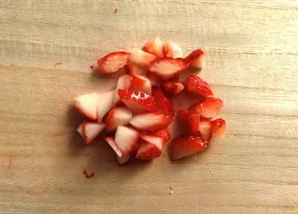 「【いちご大量消費】葉野菜サラダにいちごをオン!?いちごドレッシングもた～っぷりかけて甘酸っぱさ全開のひと皿爆誕」の画像