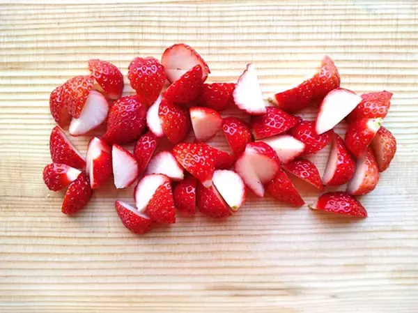 「【いちご大量消費】葉野菜サラダにいちごをオン!?いちごドレッシングもた～っぷりかけて甘酸っぱさ全開のひと皿爆誕」の画像