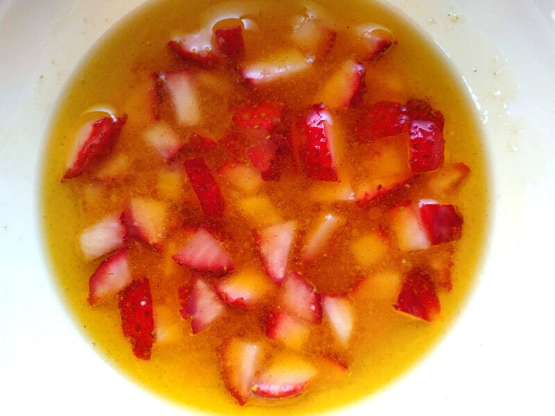 【いちご大量消費】葉野菜サラダにいちごをオン!?いちごドレッシングもた～っぷりかけて甘酸っぱさ全開のひと皿爆誕