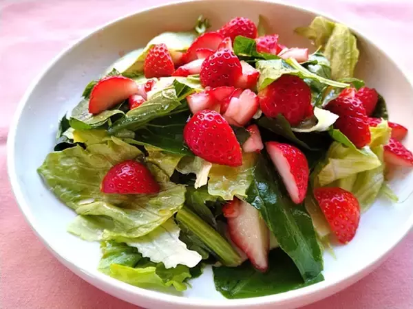 「【いちご大量消費】葉野菜サラダにいちごをオン!?いちごドレッシングもた～っぷりかけて甘酸っぱさ全開のひと皿爆誕」の画像