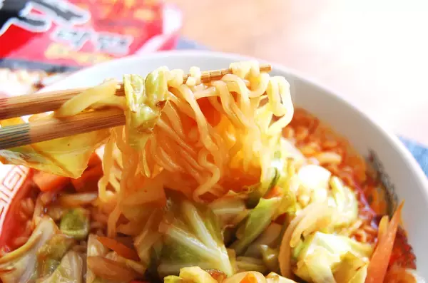 「【けんた食堂】の「辛ラーメン和風アレンジ」作ってみた！え、酢で野菜を炒めるの!?甘味が出る、出る～」の画像