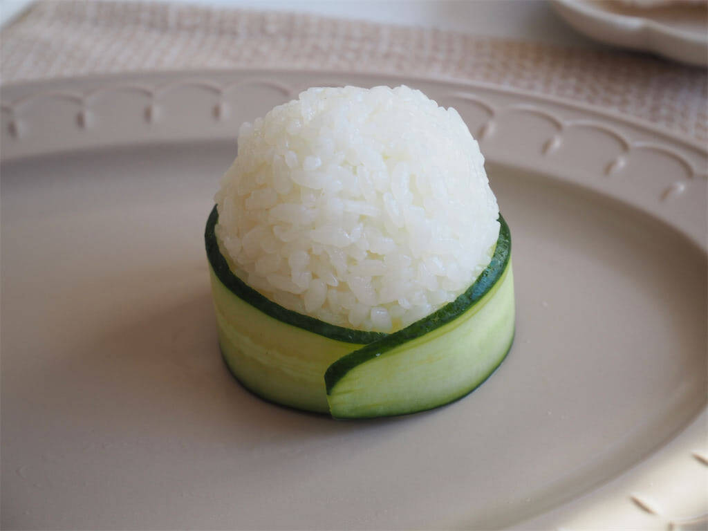 【おにぎりでひな人形】生ハム＆きゅうりで巻いて「おひなさまプレート」にしてみた！キュートさ120％♡