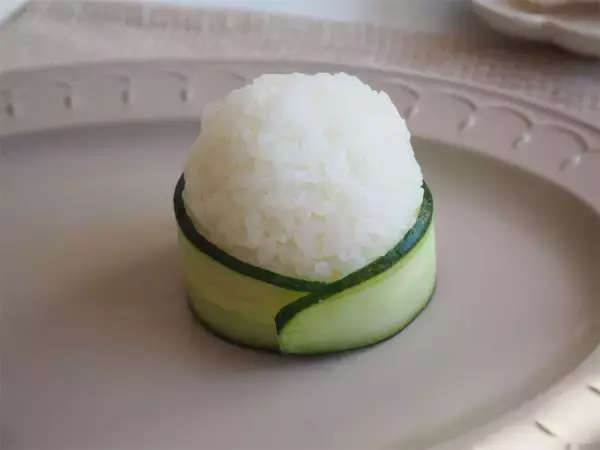 「【おにぎりでひな人形】生ハム＆きゅうりで巻いて「おひなさまプレート」にしてみた！キュートさ120％♡」の画像