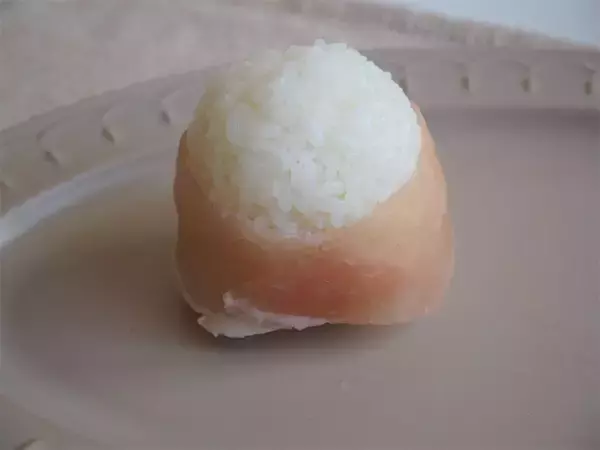 「【おにぎりでひな人形】生ハム＆きゅうりで巻いて「おひなさまプレート」にしてみた！キュートさ120％♡」の画像