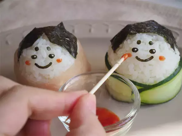 「【おにぎりでひな人形】生ハム＆きゅうりで巻いて「おひなさまプレート」にしてみた！キュートさ120％♡」の画像