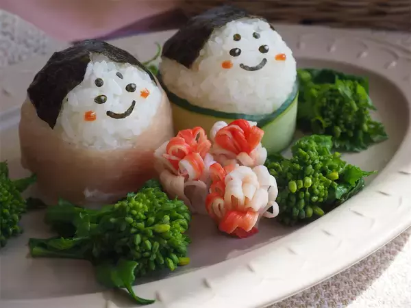 「【おにぎりでひな人形】生ハム＆きゅうりで巻いて「おひなさまプレート」にしてみた！キュートさ120％♡」の画像