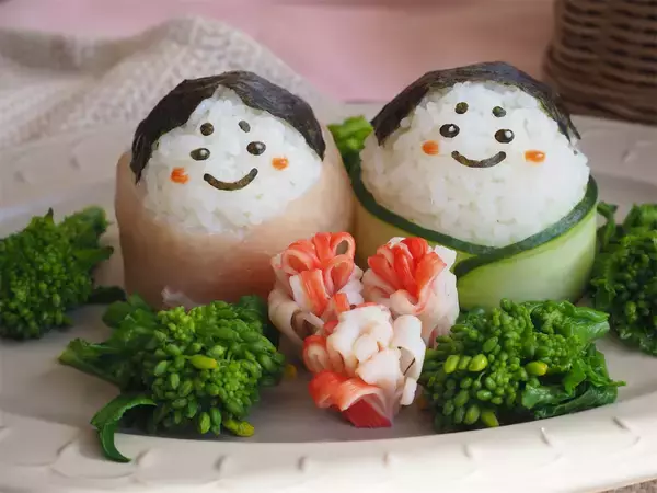 「【おにぎりでひな人形】生ハム＆きゅうりで巻いて「おひなさまプレート」にしてみた！キュートさ120％♡」の画像