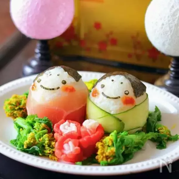 「【おにぎりでひな人形】生ハム＆きゅうりで巻いて「おひなさまプレート」にしてみた！キュートさ120％♡」の画像