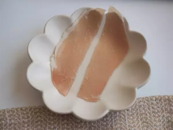 「【おにぎりでひな人形】生ハム＆きゅうりで巻いて「おひなさまプレート」にしてみた！キュートさ120％♡」の画像