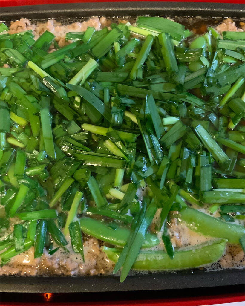 【焼きそばの脱マンネリ】ニラをドーン！ひき肉あんかけトロ〜リのこんがり麺にキッズ大歓声！【Ayumiの漫画】