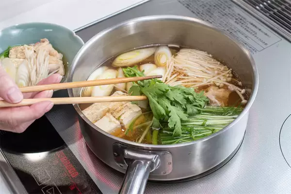 「青髪のテツ「春菊茹でるなら”〇秒ルール”を守るべし！」破ったら…え、めっちゃ苦くなるの!?」の画像