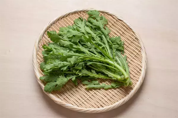 「青髪のテツ「春菊茹でるなら”〇秒ルール”を守るべし！」破ったら…え、めっちゃ苦くなるの!?」の画像