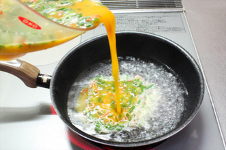 【中国YouTuber発】溶き卵は沸騰したお湯にトロトロ流し入れると…やわやわで衝撃の食感に♡とろけるぅ♡