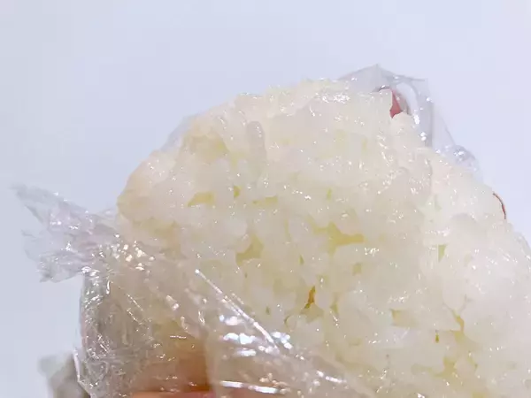 「【1万個以上握った達人が教える】裏ワザ連発「塩おにぎりの握り方」試してみた！覚えたら一生役立つよ♡」の画像