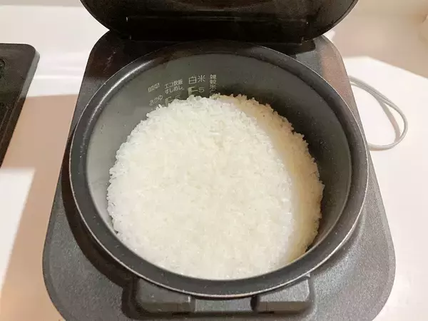 「【1万個以上握った達人が教える】裏ワザ連発「塩おにぎりの握り方」試してみた！覚えたら一生役立つよ♡」の画像