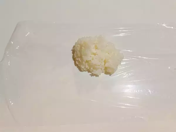 「【1万個以上握った達人が教える】裏ワザ連発「塩おにぎりの握り方」試してみた！覚えたら一生役立つよ♡」の画像