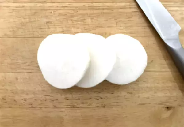 「【おばあちゃんの乾燥対策】材料2つでうるおい補給「ハチミツ大根」作ってみた！優しくて甘〜い♡」の画像