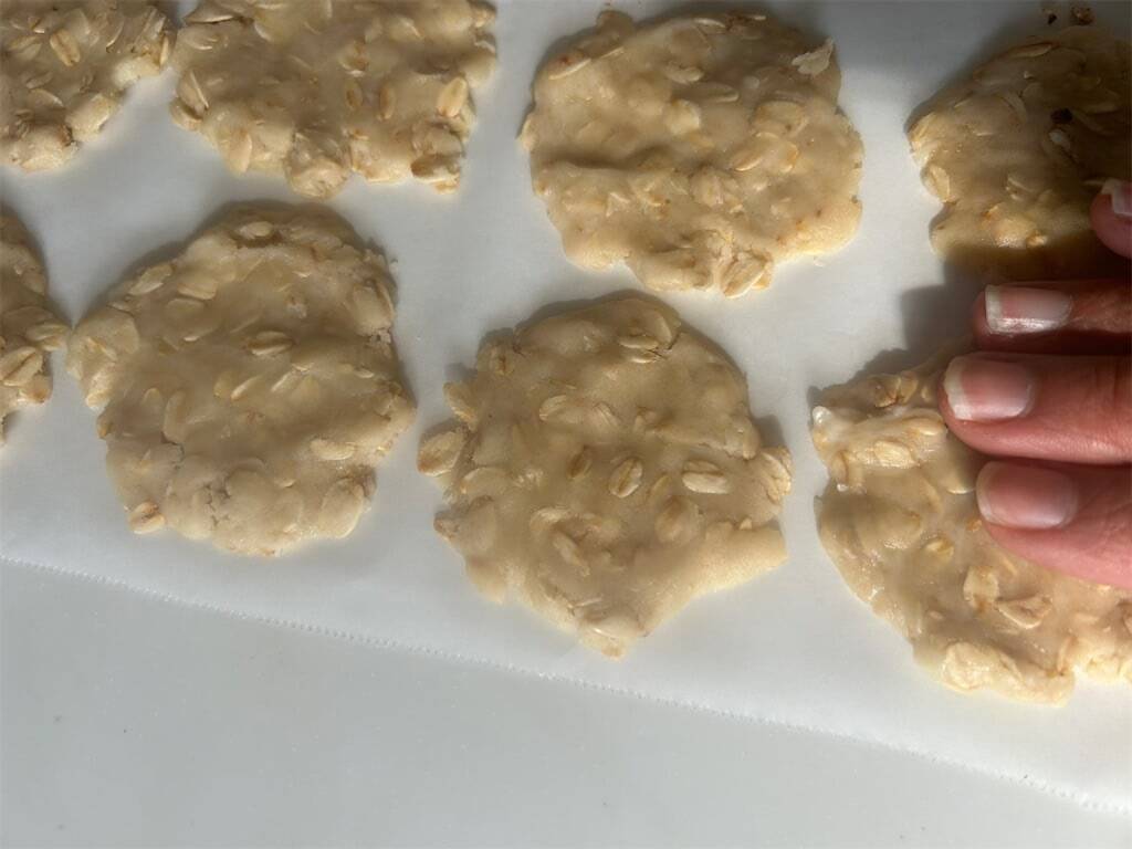 混ぜて焼くだけの「ズボラ♡オートミールクッキー」作ろう！バターの代わりに米油を使うと…脅威のザクザク食感♪