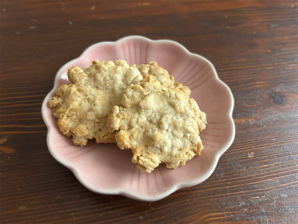 混ぜて焼くだけの「ズボラ♡オートミールクッキー」作ろう！バターの代わりに米油を使うと…脅威のザクザク食感♪