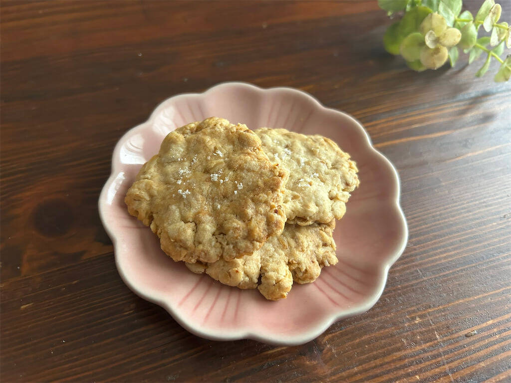 混ぜて焼くだけの「ズボラ♡オートミールクッキー」作ろう！バターの代わりに米油を使うと…脅威のザクザク食感♪