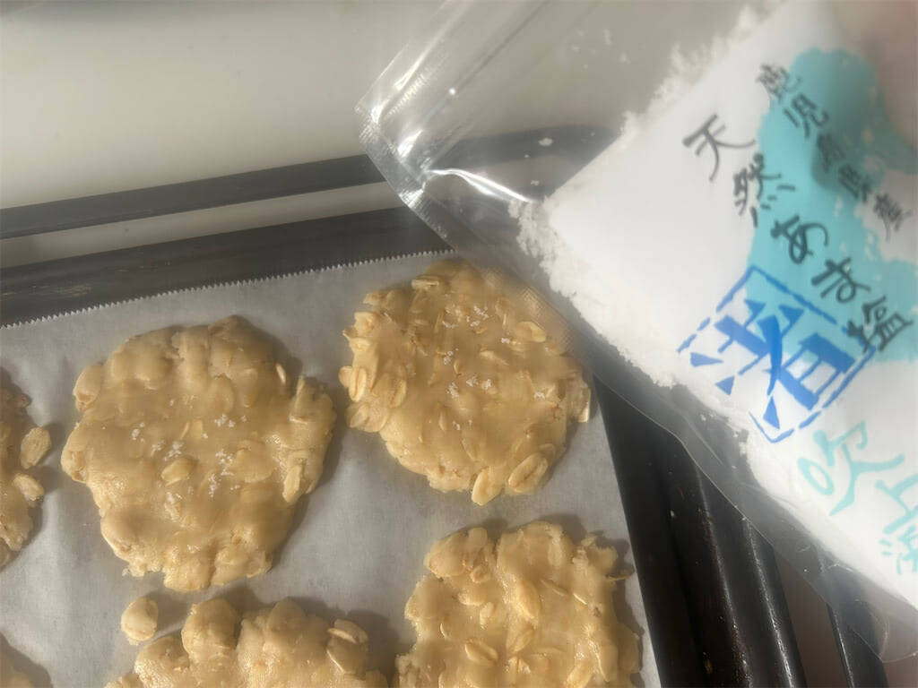 混ぜて焼くだけの「ズボラ♡オートミールクッキー」作ろう！バターの代わりに米油を使うと…脅威のザクザク食感♪