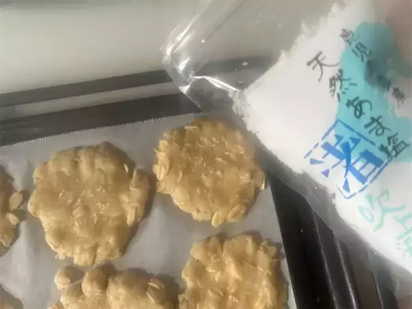 「混ぜて焼くだけの「ズボラ♡オートミールクッキー」作ろう！バターの代わりに米油を使うと…脅威のザクザク食感♪」の画像