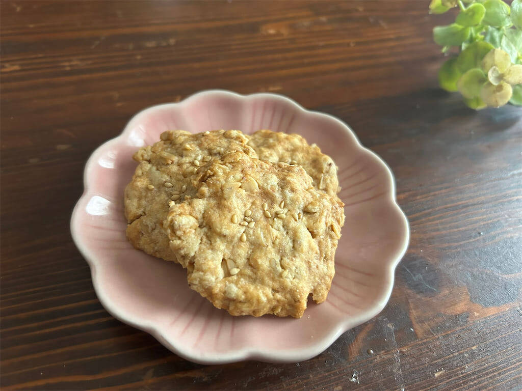 混ぜて焼くだけの「ズボラ♡オートミールクッキー」作ろう！バターの代わりに米油を使うと…脅威のザクザク食感♪