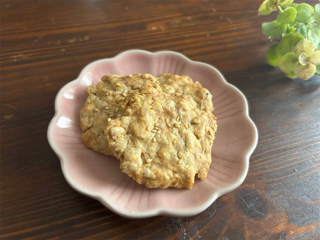 混ぜて焼くだけの「ズボラ♡オートミールクッキー」作ろう！バターの代わりに米油を使うと…脅威のザクザク食感♪