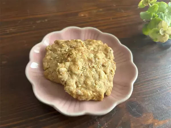 「混ぜて焼くだけの「ズボラ♡オートミールクッキー」作ろう！バターの代わりに米油を使うと…脅威のザクザク食感♪」の画像