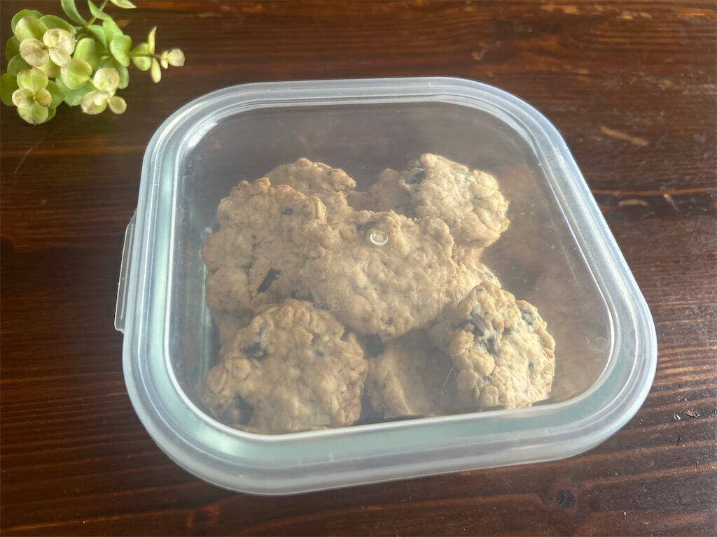 混ぜて焼くだけの「ズボラ♡オートミールクッキー」作ろう！バターの代わりに米油を使うと…脅威のザクザク食感♪