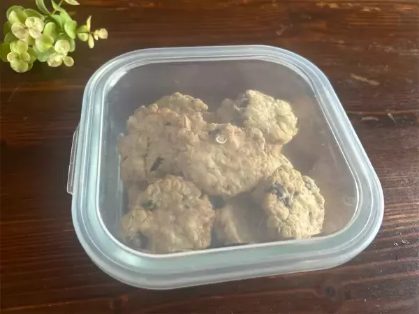 「混ぜて焼くだけの「ズボラ♡オートミールクッキー」作ろう！バターの代わりに米油を使うと…脅威のザクザク食感♪」の画像