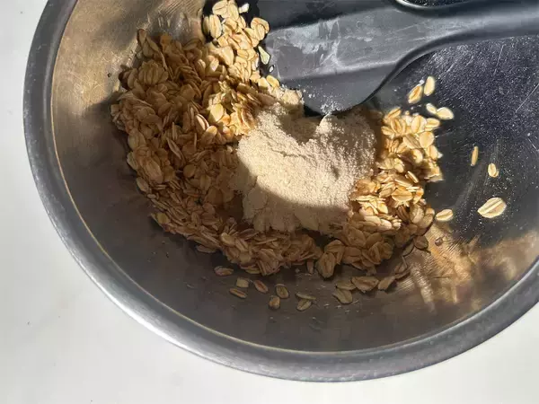 「混ぜて焼くだけの「ズボラ♡オートミールクッキー」作ろう！バターの代わりに米油を使うと…脅威のザクザク食感♪」の画像