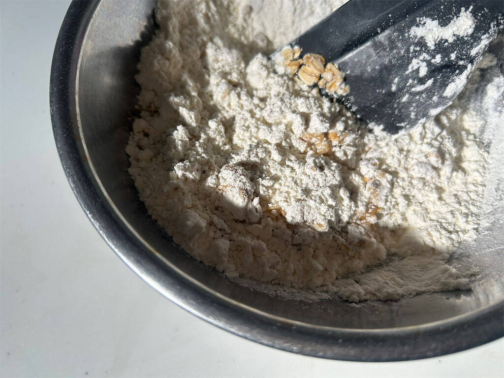 混ぜて焼くだけの「ズボラ♡オートミールクッキー」作ろう！バターの代わりに米油を使うと…脅威のザクザク食感♪