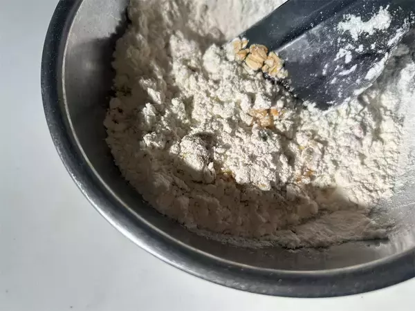 「混ぜて焼くだけの「ズボラ♡オートミールクッキー」作ろう！バターの代わりに米油を使うと…脅威のザクザク食感♪」の画像
