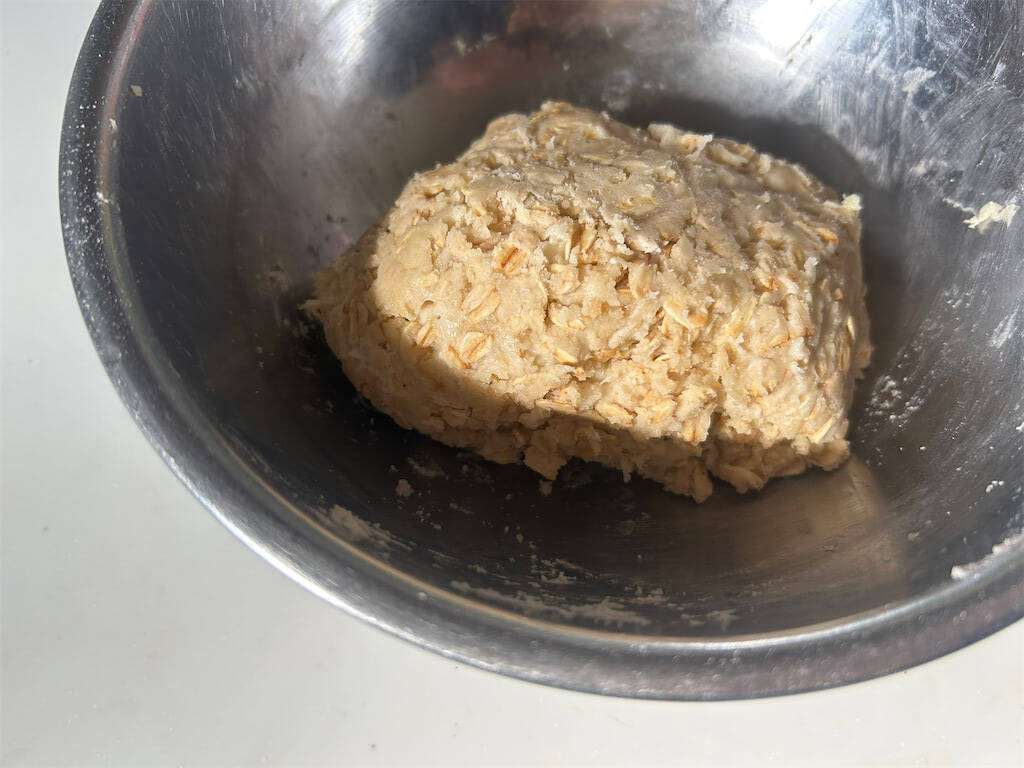 混ぜて焼くだけの「ズボラ♡オートミールクッキー」作ろう！バターの代わりに米油を使うと…脅威のザクザク食感♪